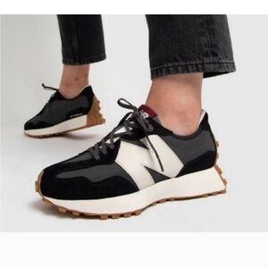 New Balance Retro 327 Black and White Athletic Shoes - 8